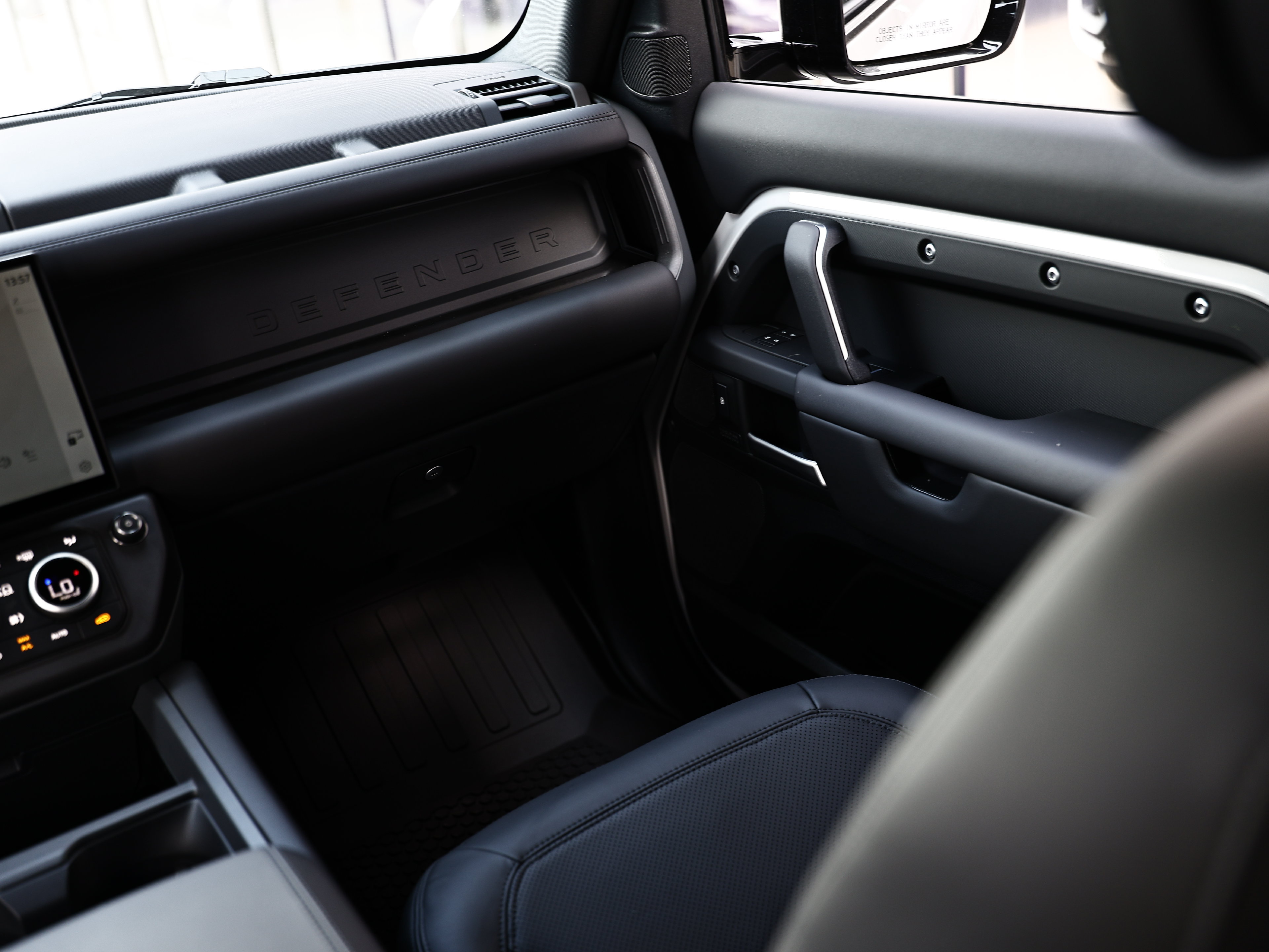New 2026 Land Rover Defender 110 X-Dynamic SE AWD/4WD image 36