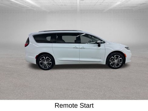 Used 2026 Chrysler Pacifica Pinnacle image 13