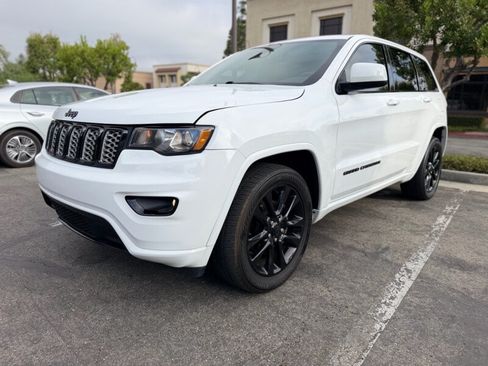 Used 2018 Jeep Grand Cherokee Altitude RWD image 1