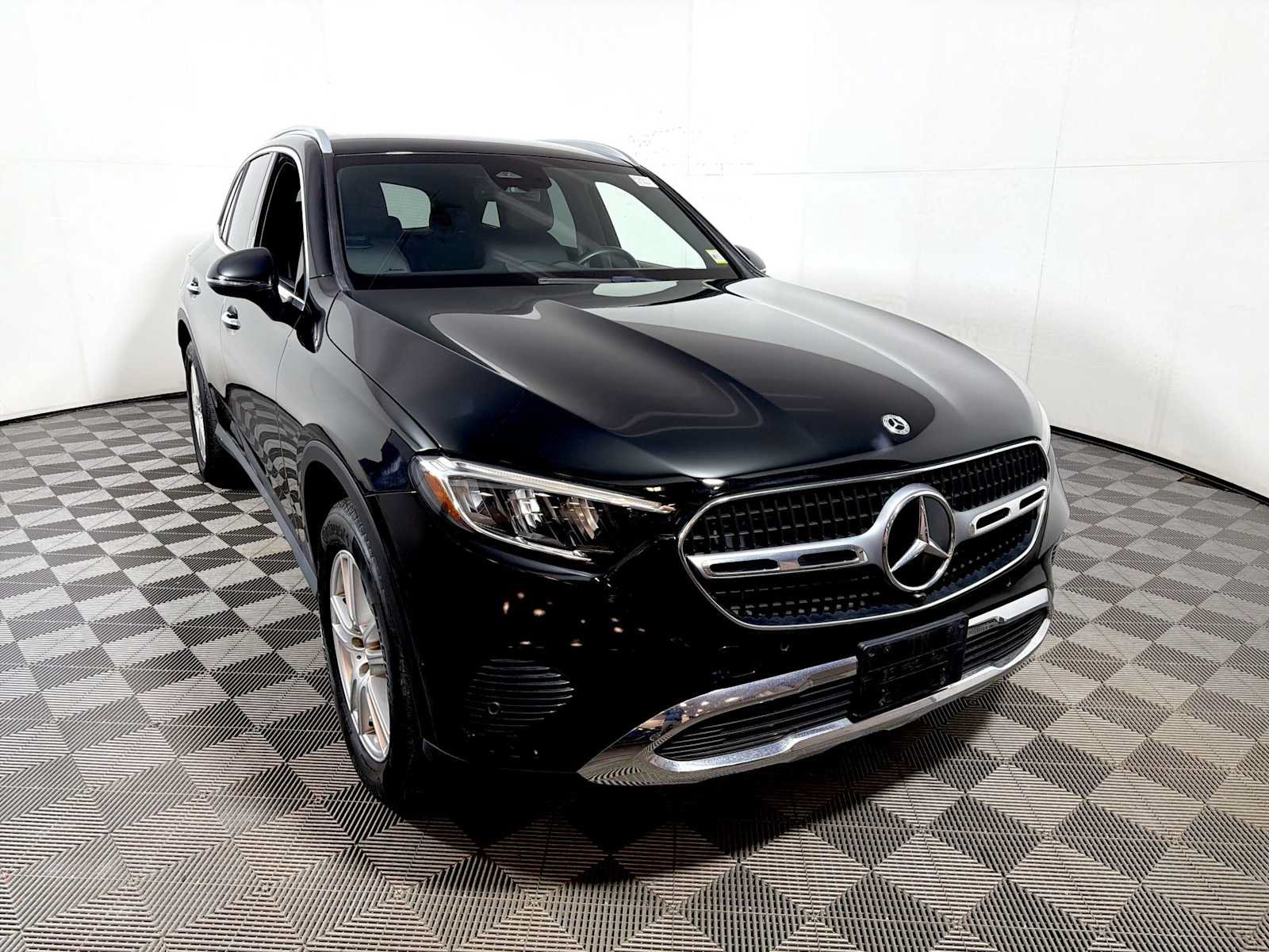 Used 2023 Mercedes-Benz GLC 300 4MATIC image 2