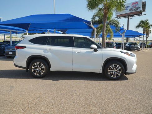 Used 2022 Toyota Highlander XLE FWD image 4