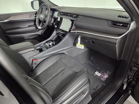 New 2026 Jeep Grand Cherokee Altitude RWD image 21