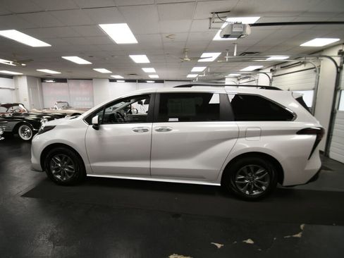 Used 2024 Toyota Sienna XLE FWD image 4