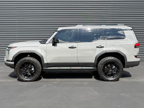 Used 2024 Lexus GX 550 AWD/4WD image 2