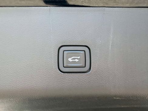 Used 2023 Chevrolet Traverse LT AWD/4WD image 9