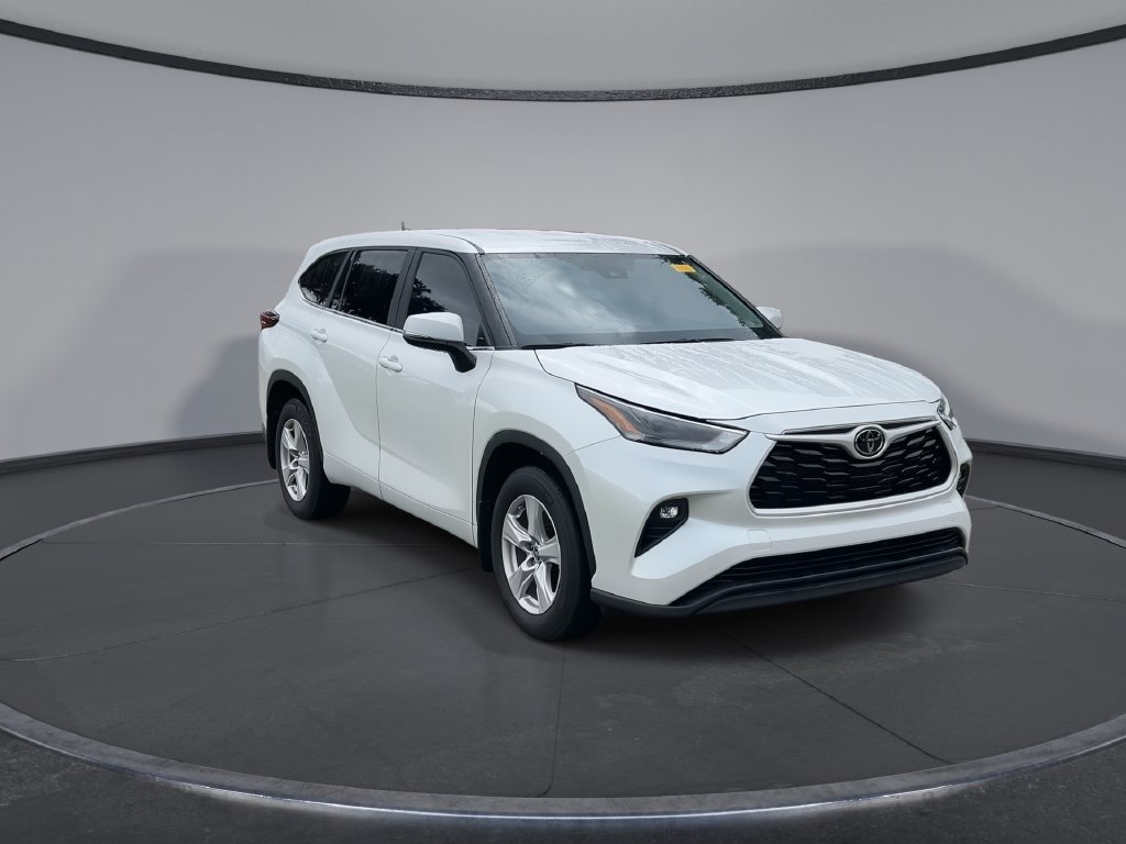 Used 2024 Toyota Highlander LE FWD image 2