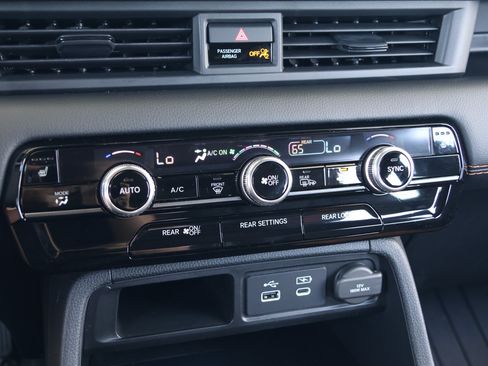 Used 2025 Honda Pilot TrailSport image 26
