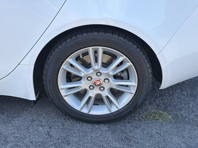 Used 2019 Jaguar XE Premium RWD image 27