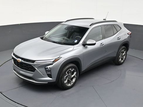 Used 2025 Chevrolet Trax LT FWD image 13