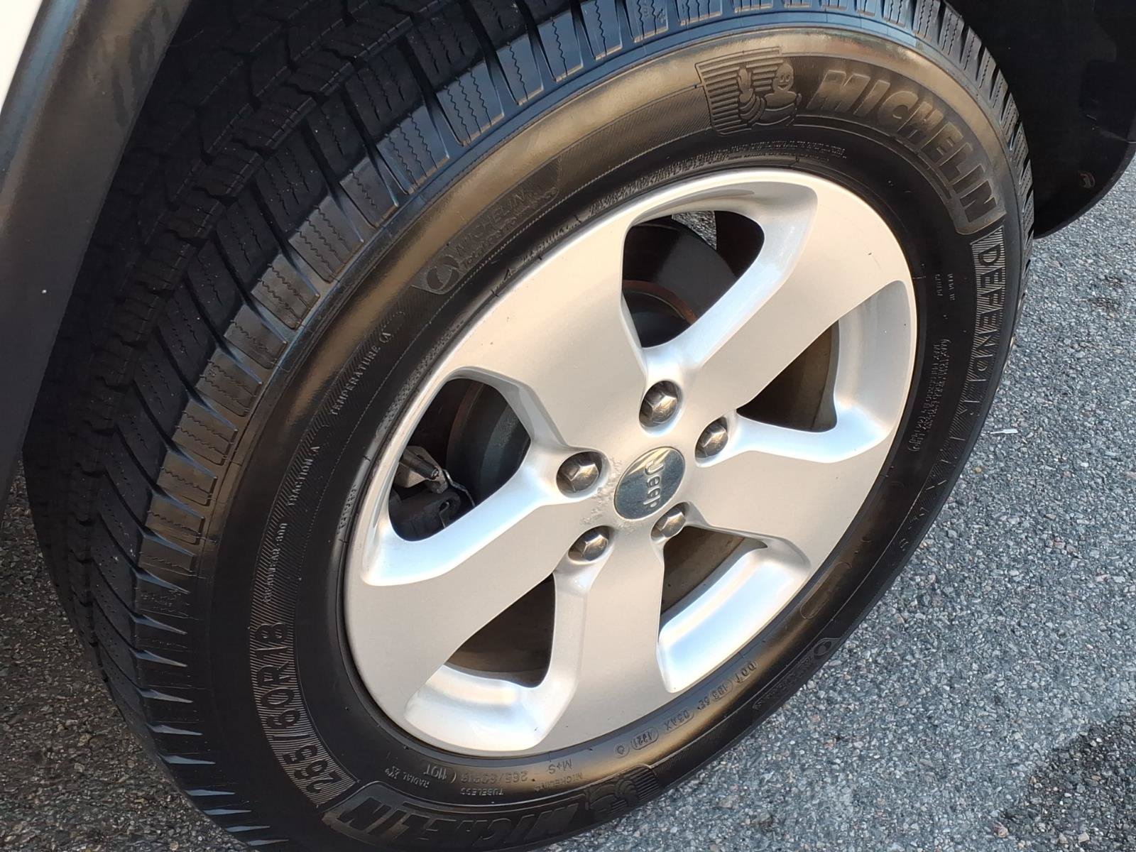 Used 2013 Jeep Grand Cherokee Laredo AWD/4WD image 11