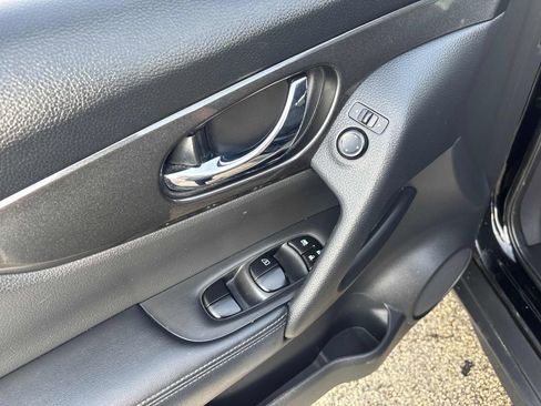 Used 2019 Nissan Rogue SV image 10