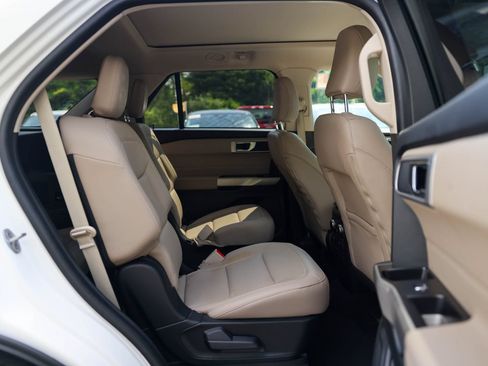 Used 2023 Ford Explorer XLT AWD/4WD image 12