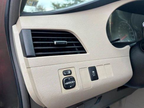 Used 2011 Toyota Sienna LE w/ Towing Pkg FWD image 19