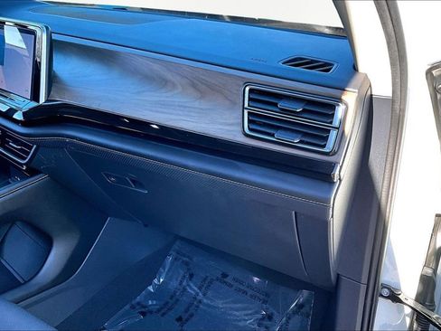 Used 2024 Volkswagen Atlas SE image 19