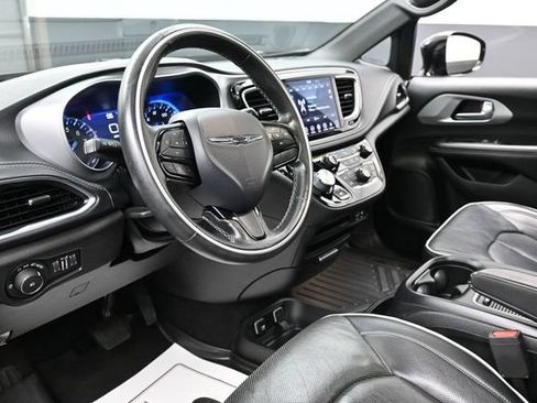 Used 2019 Chrysler Pacifica Limited w/ S Appearance Package FWD image 7