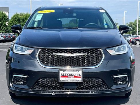 Used 2023 Chrysler Pacifica Touring-L FWD image 3