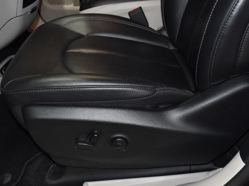 Certified 2024 Chrysler Pacifica Touring-L FWD image 35