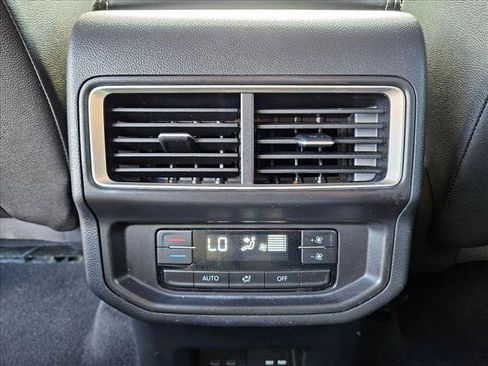 Used 2025 Volkswagen Atlas SE FWD image 16