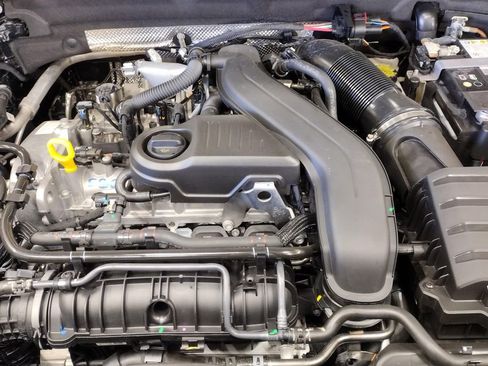 New 2025 Volkswagen Taos SEL image 7