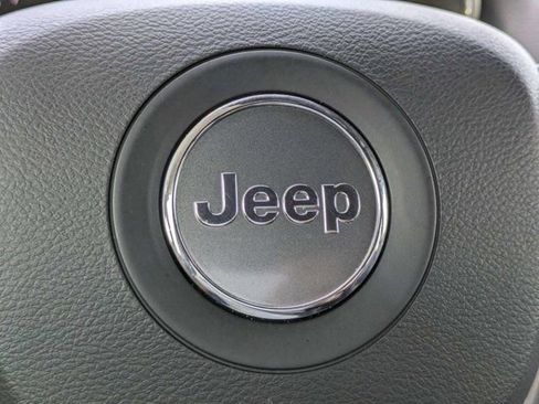 Used 2022 Jeep Grand Cherokee Laredo X RWD image 29
