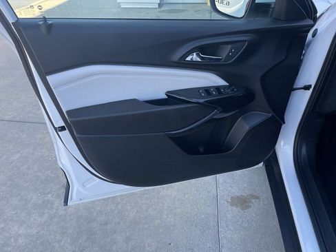 Used 2025 Chevrolet Trax LT FWD image 14