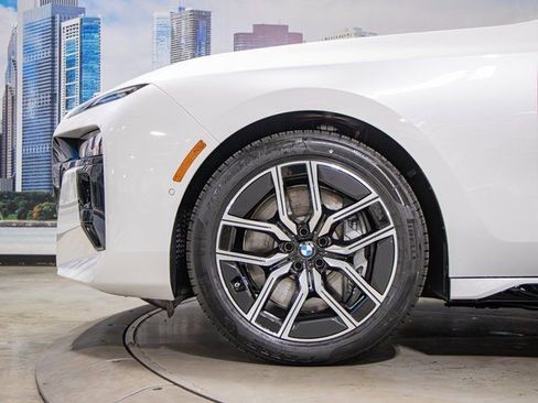 Used 2025 BMW 760i xDrive image 7