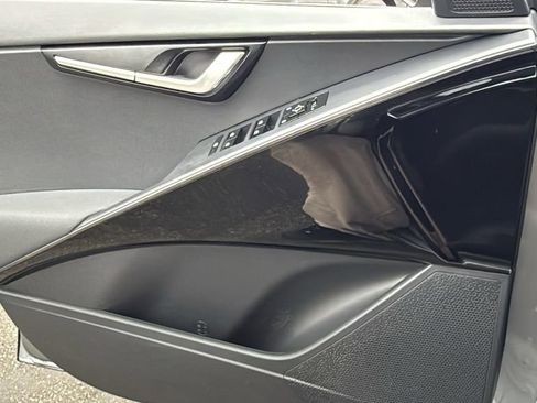 Used 2023 Kia Niro EX image 23