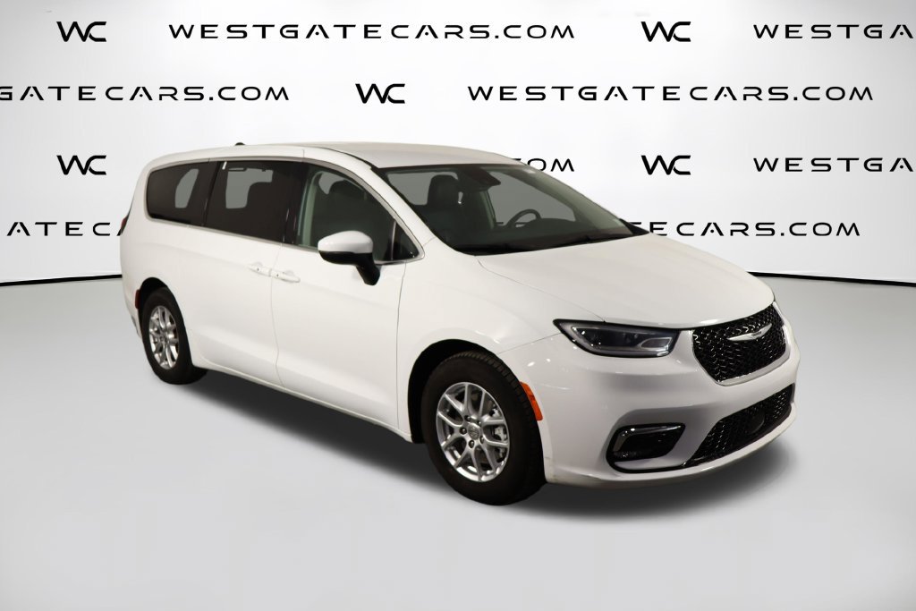 Used 2023 Chrysler Pacifica Touring-L FWD image 48