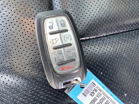 Used 2019 Chrysler Pacifica Limited image 27