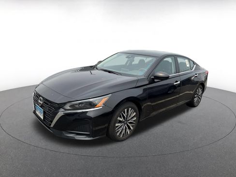 Used 2025 Nissan Altima 2.5 SV FWD image 7
