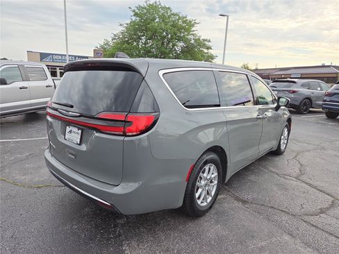 Used 2023 Chrysler Pacifica Touring-L FWD image 27