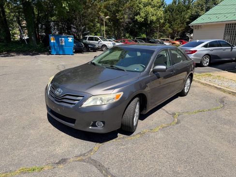 Used 2010 Toyota Camry XLE FWD image 3