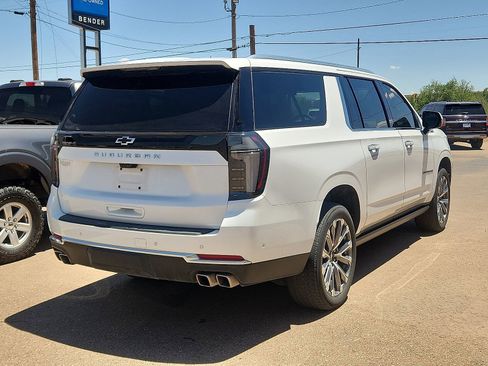 Used 2025 Chevrolet Suburban High Country AWD/4WD image 3
