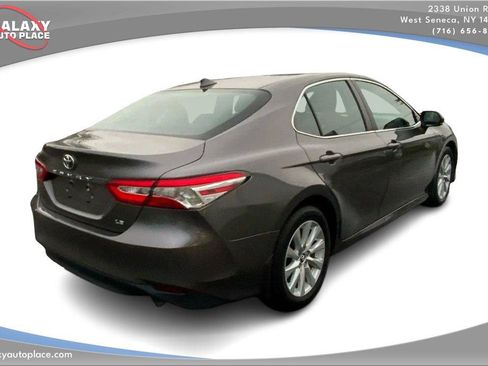 Used 2020 Toyota Camry LE FWD image 5