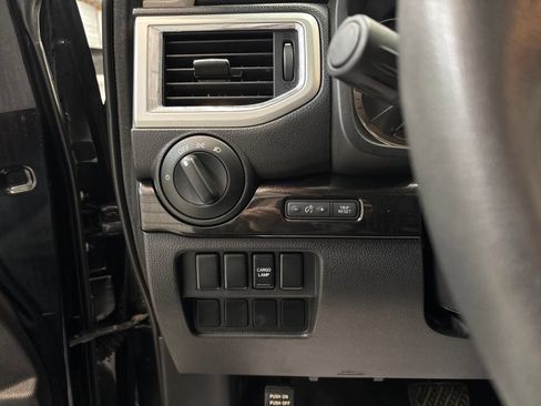 Used 2017 Nissan Titan SV AWD/4WD image 16