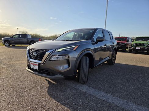 Used 2022 Nissan Rogue SV image 3
