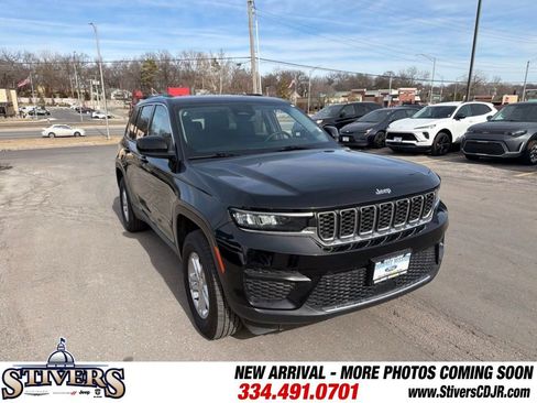 Used 2023 Jeep Grand Cherokee Laredo image 1