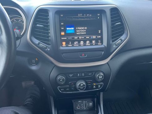 Used 2015 Jeep Cherokee Latitude w/ Comfort/Convenience Group image 17