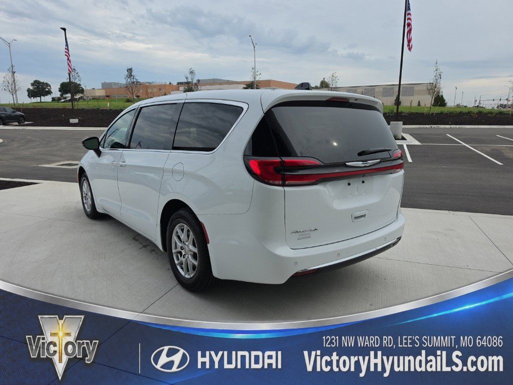 Used 2025 Chrysler Pacifica Select FWD image 3