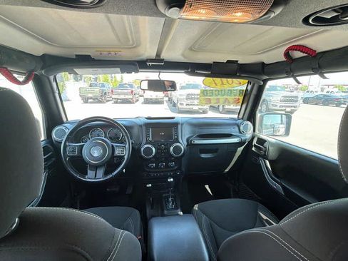 Used 2017 Jeep Wrangler Unlimited Sahara w/ Connectivity Group AWD/4WD image 21