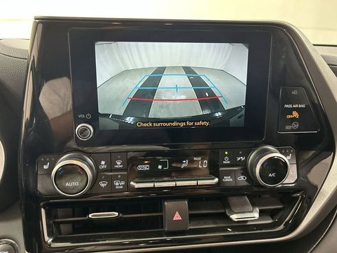 Used 2023 Toyota Highlander XLE AWD/4WD image 15
