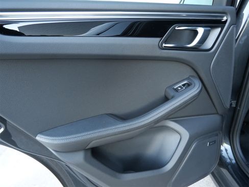 Certified 2025 Porsche Macan image 13