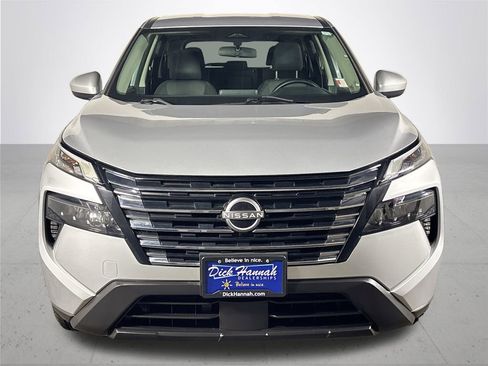 Used 2024 Nissan Rogue SV image 3