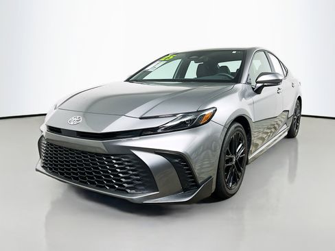 Used 2025 Toyota Camry SE image 10