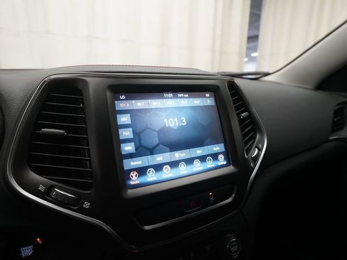 Used 2022 Jeep Cherokee Trailhawk w/ Comfort/Convenience Group AWD/4WD image 6