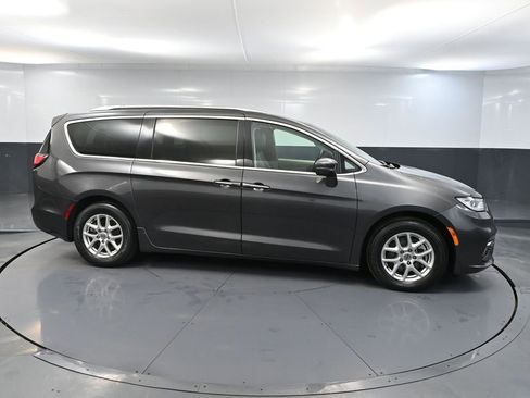 Used 2021 Chrysler Pacifica Touring-L image 4