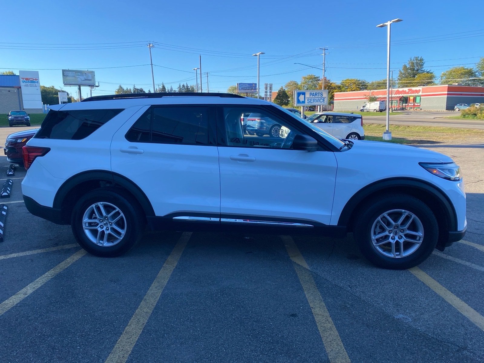 Used 2025 Ford Explorer Active AWD/4WD image 7