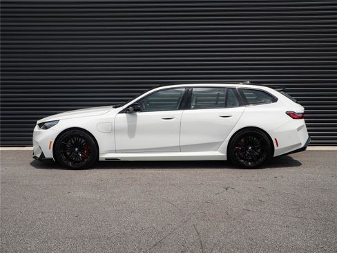 Used 2026 BMW M5 Touring w/ M Driver's Package AWD/4WD image 2