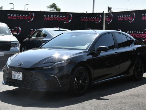 Used 2025 Toyota Camry SE w/ Convenience Package FWD image 3