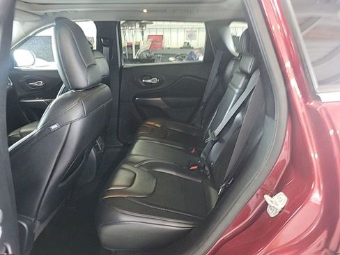 Used 2019 Jeep Cherokee Latitude Plus w/ Comfort/Convenience Group AWD/4WD image 18